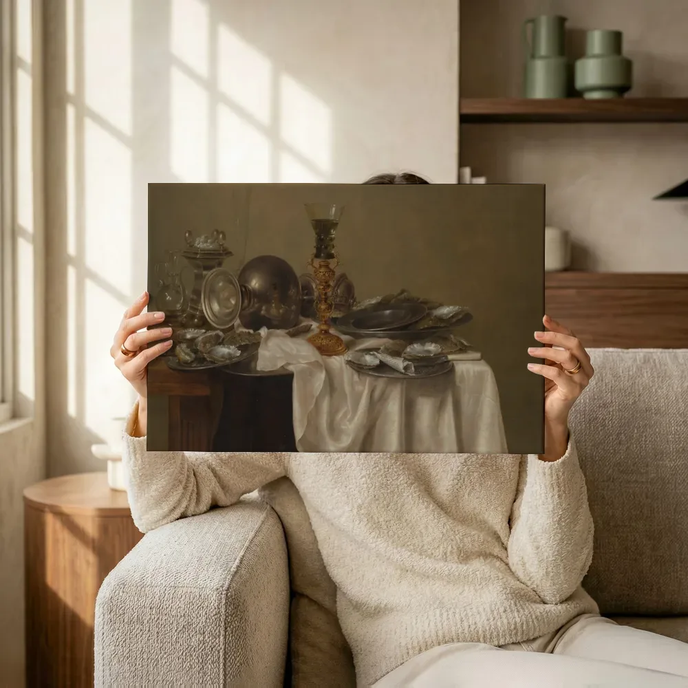 Sfeerimpressie: Ontbijtstilleven van Pieter Claesz terwijl het omhoog wordt gehouden