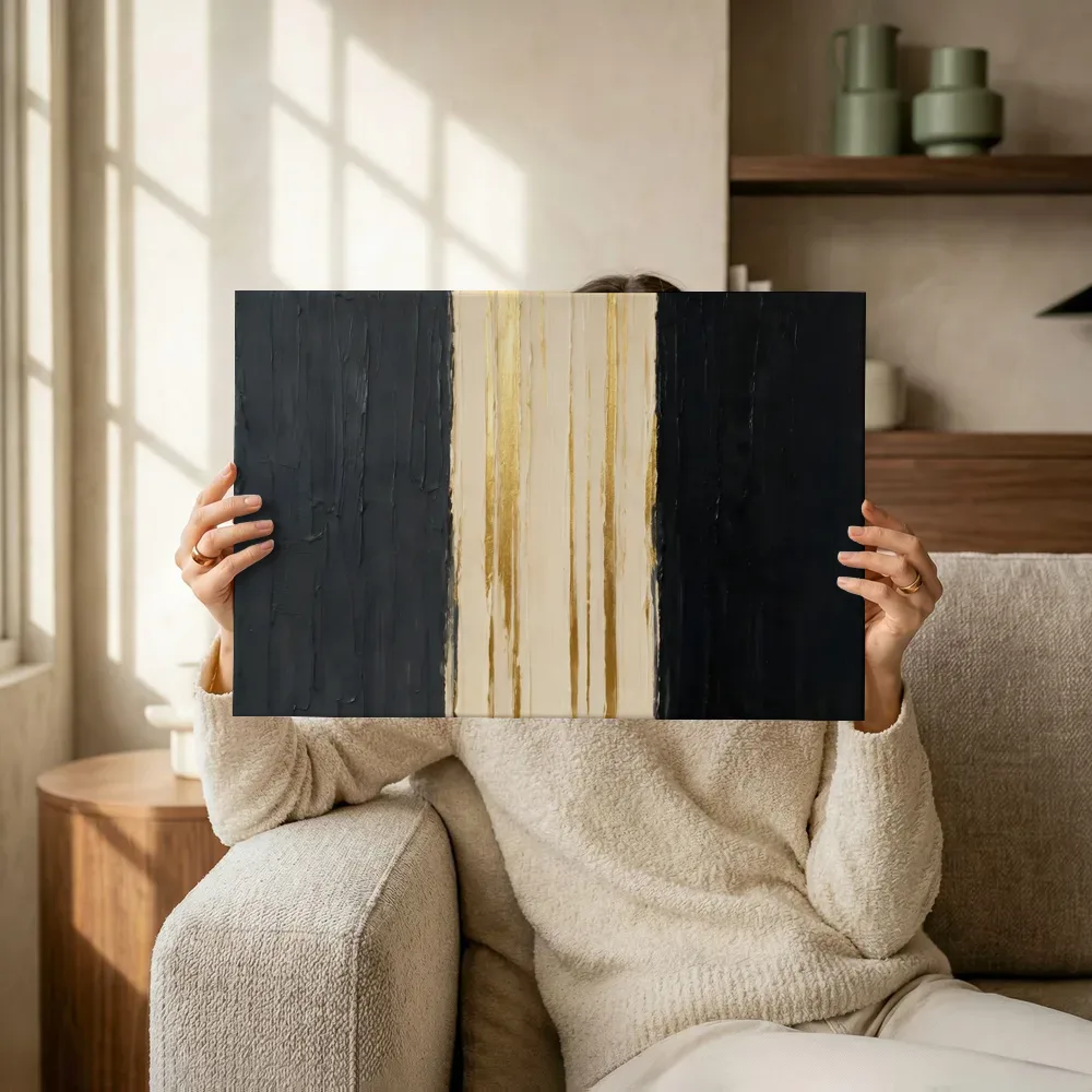 Sfeerimpressie: Brede banen paletmes, grafiet en goud terwijl het omhoog wordt gehouden