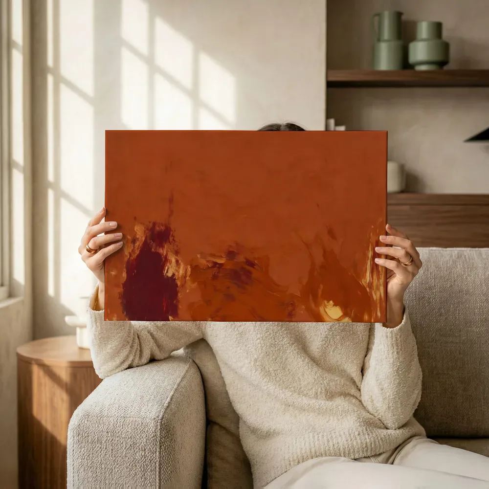 Sfeerimpressie: Brede halen laag in beeld in vol terracotta terwijl het omhoog wordt gehouden