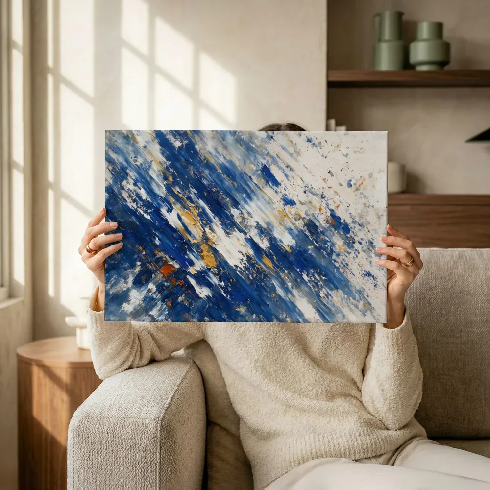 Sfeerimpressie: Breed als kleurexplosie in delftsblauw terwijl het omhoog wordt gehouden
