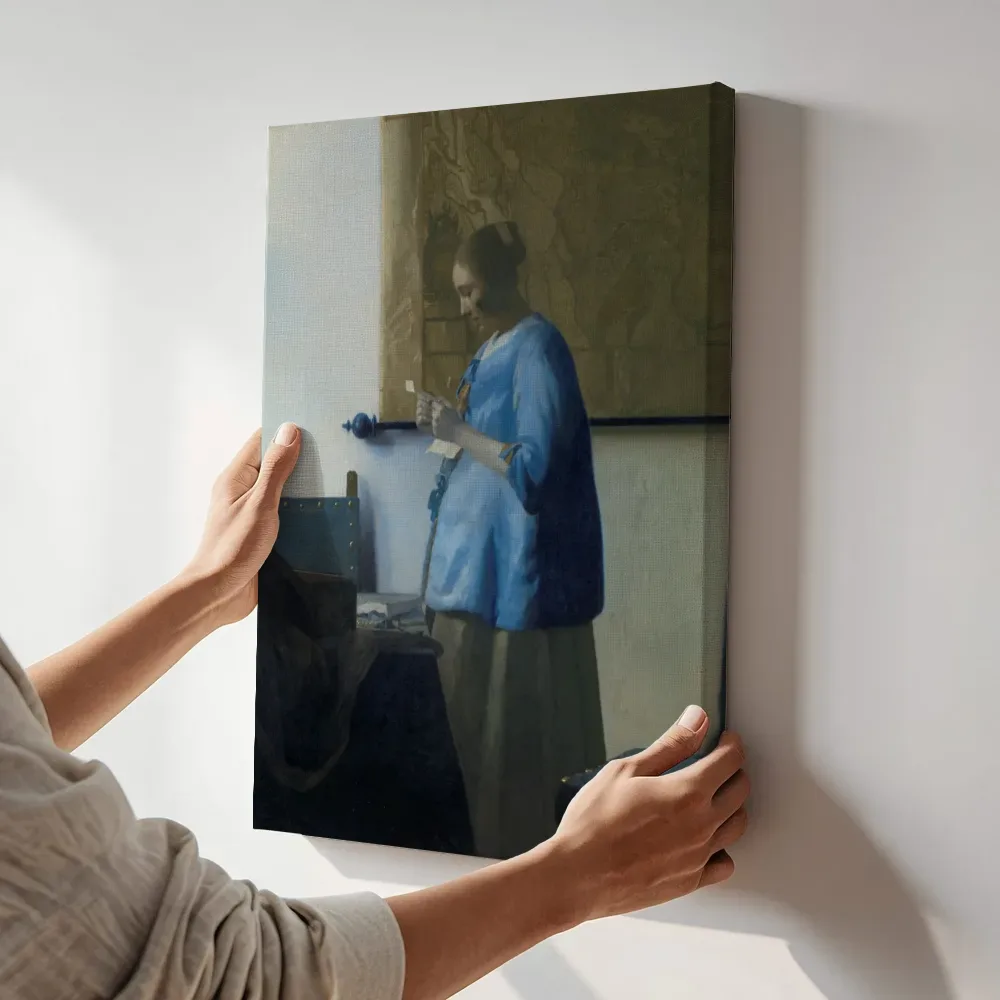 Sfeerimpressie: Brieflezend meisje van Johannes Vermeer terwijl het aan de muur wordt gehangen