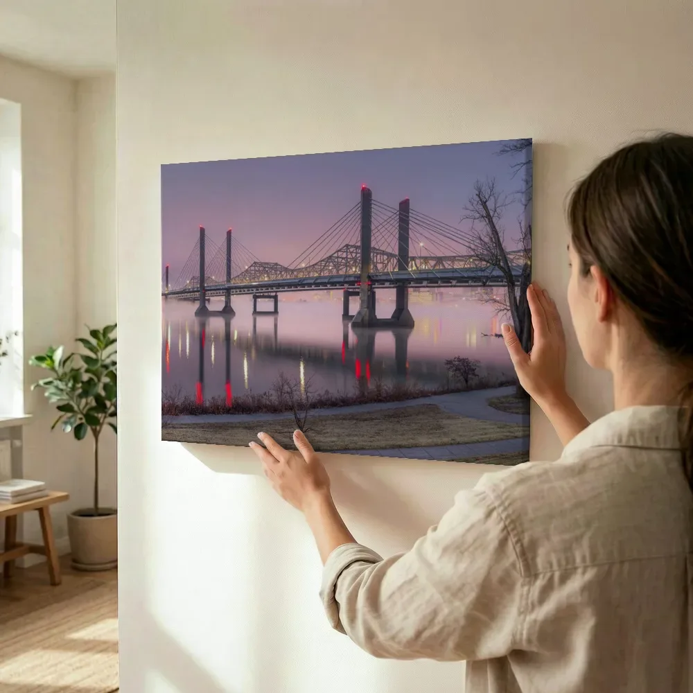 Sfeerimpressie: Brug in de ochtendmist terwijl het wordt opgehangen