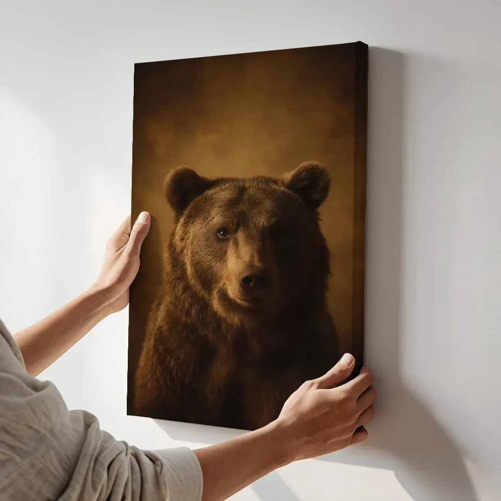 Sfeerimpressie: Bruine Beer van voren in sepia terwijl het aan de muur wordt gehangen