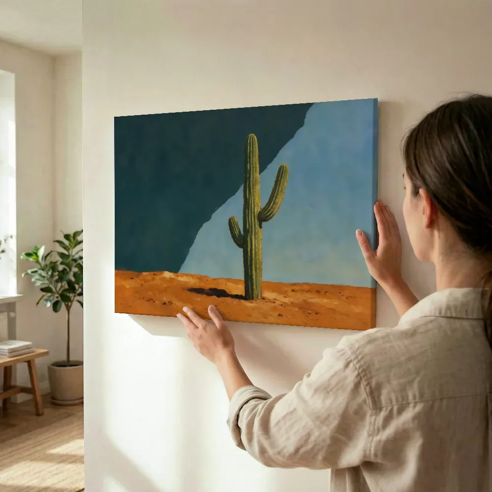 Sfeerimpressie: Cactus in denneblauw en klei terwijl het wordt opgehangen