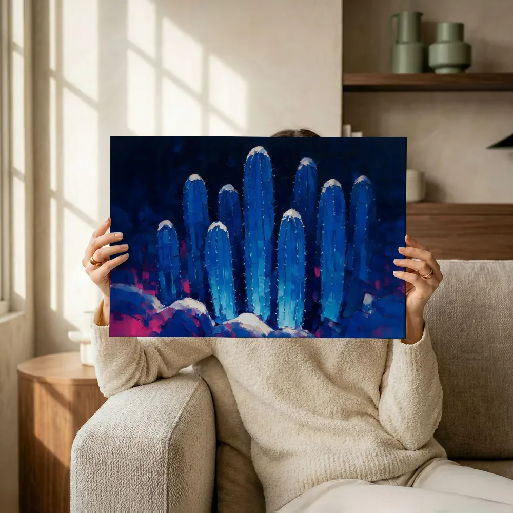 Sfeerimpressie: Cactus in groepjes in kobaltmagenta terwijl het omhoog wordt gehouden