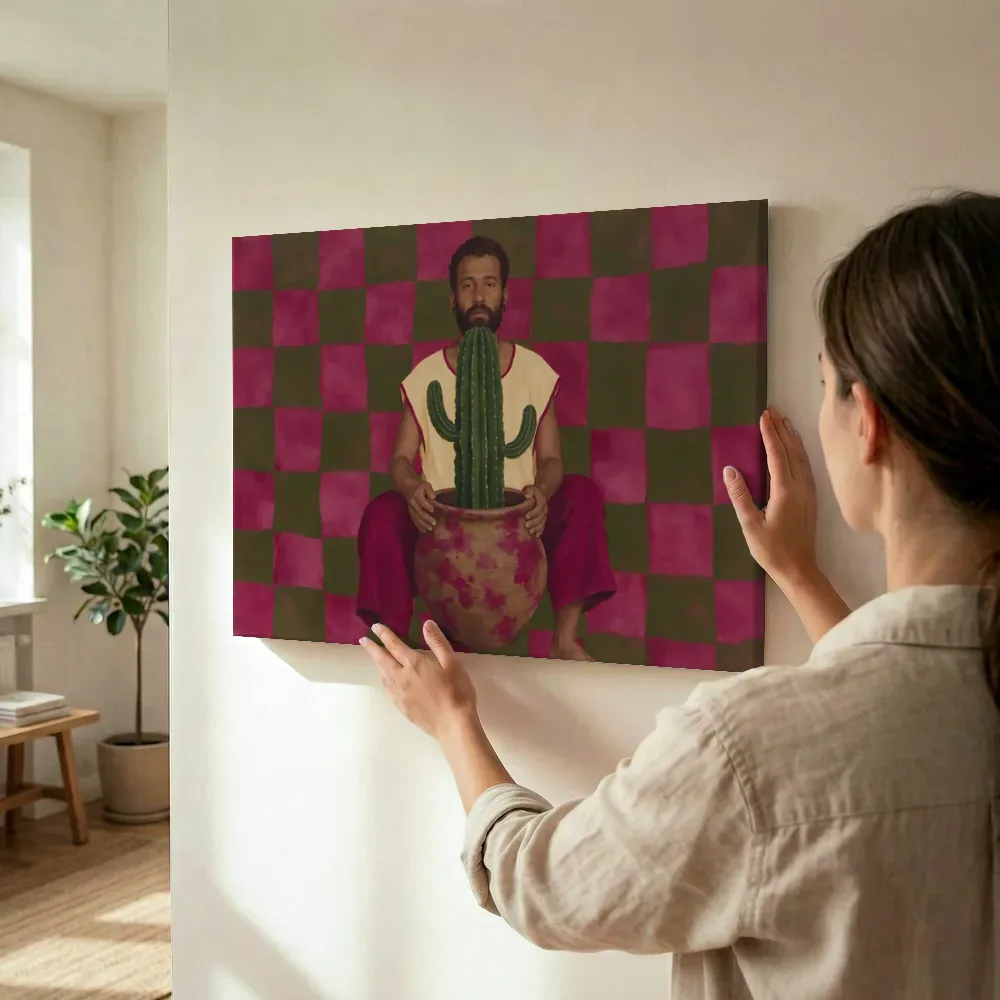 Sfeerimpressie: Cactus in magenta en olijfgroen terwijl het wordt opgehangen
