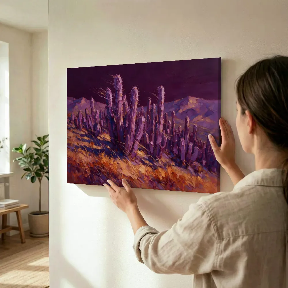 Sfeerimpressie: Cactus op de helling in violet terwijl het wordt opgehangen