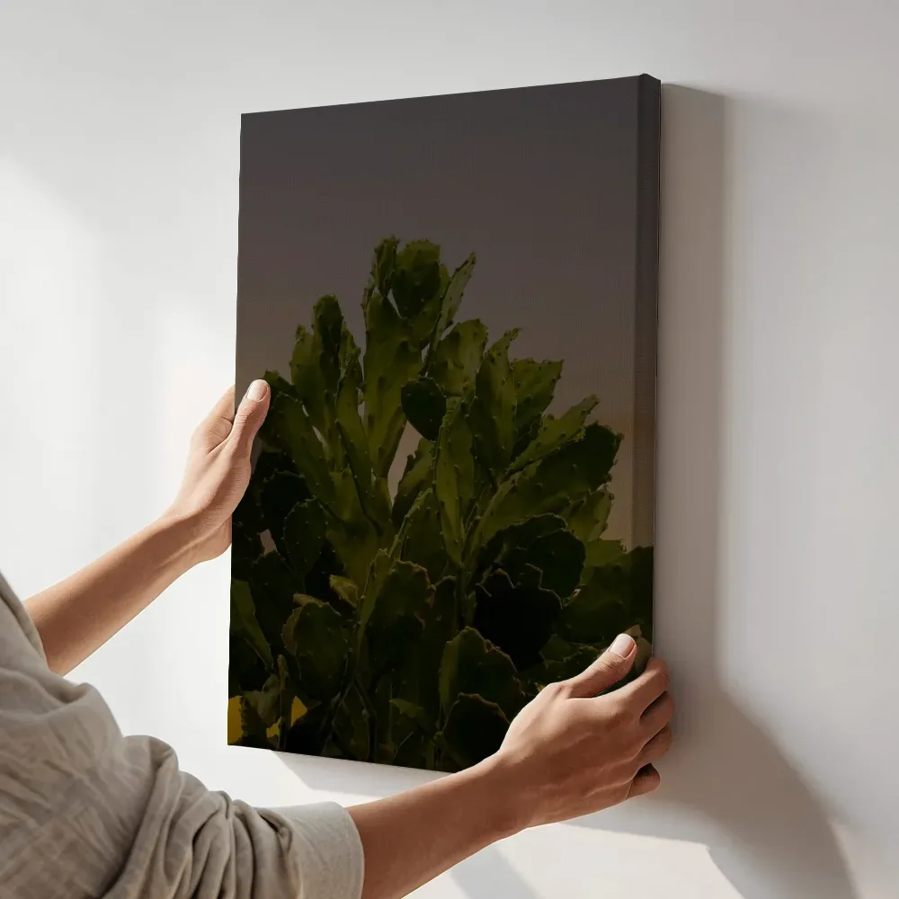 Sfeerimpressie: Cactus silhouet bij schemering terwijl het aan de muur wordt gehangen