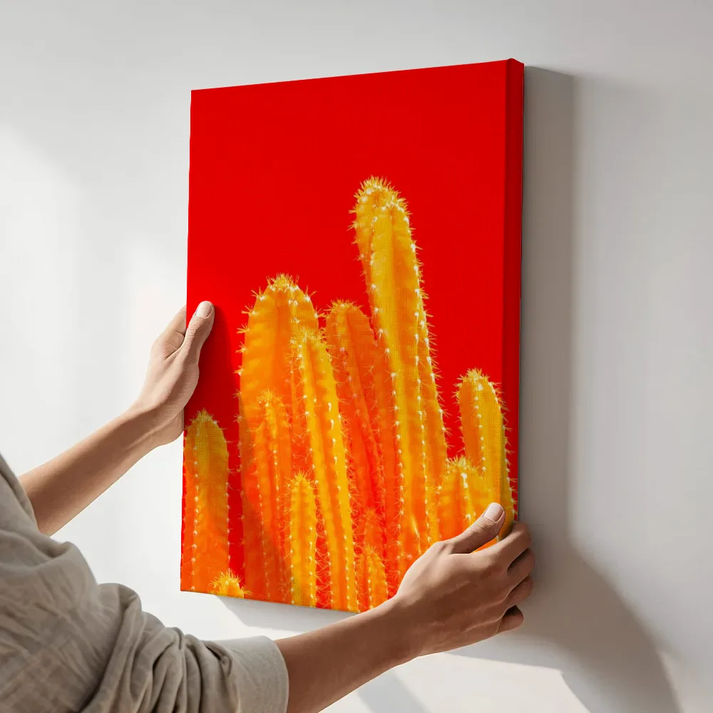 Sfeerimpressie: Cactus in vurig oranjerood terwijl het aan de muur wordt gehangen