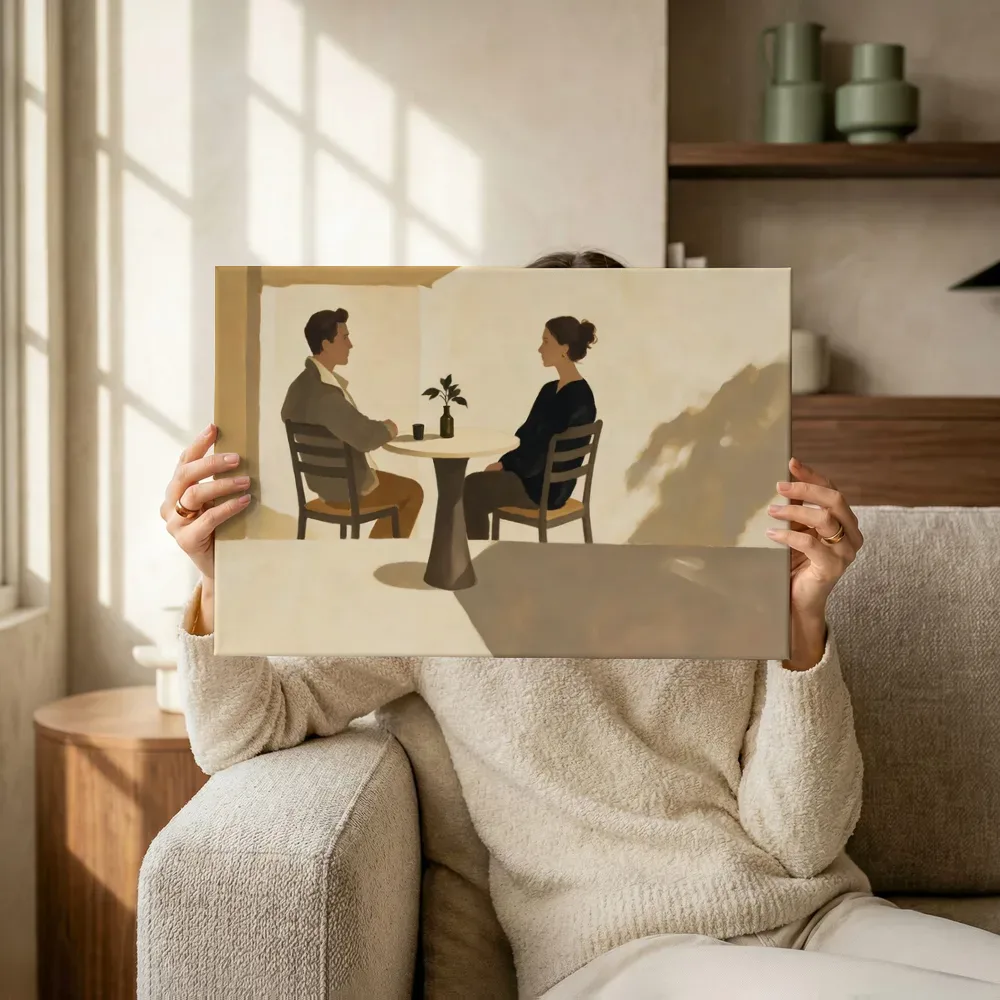 Sfeerimpressie: Cafétafel in camel en ivoor terwijl het omhoog wordt gehouden