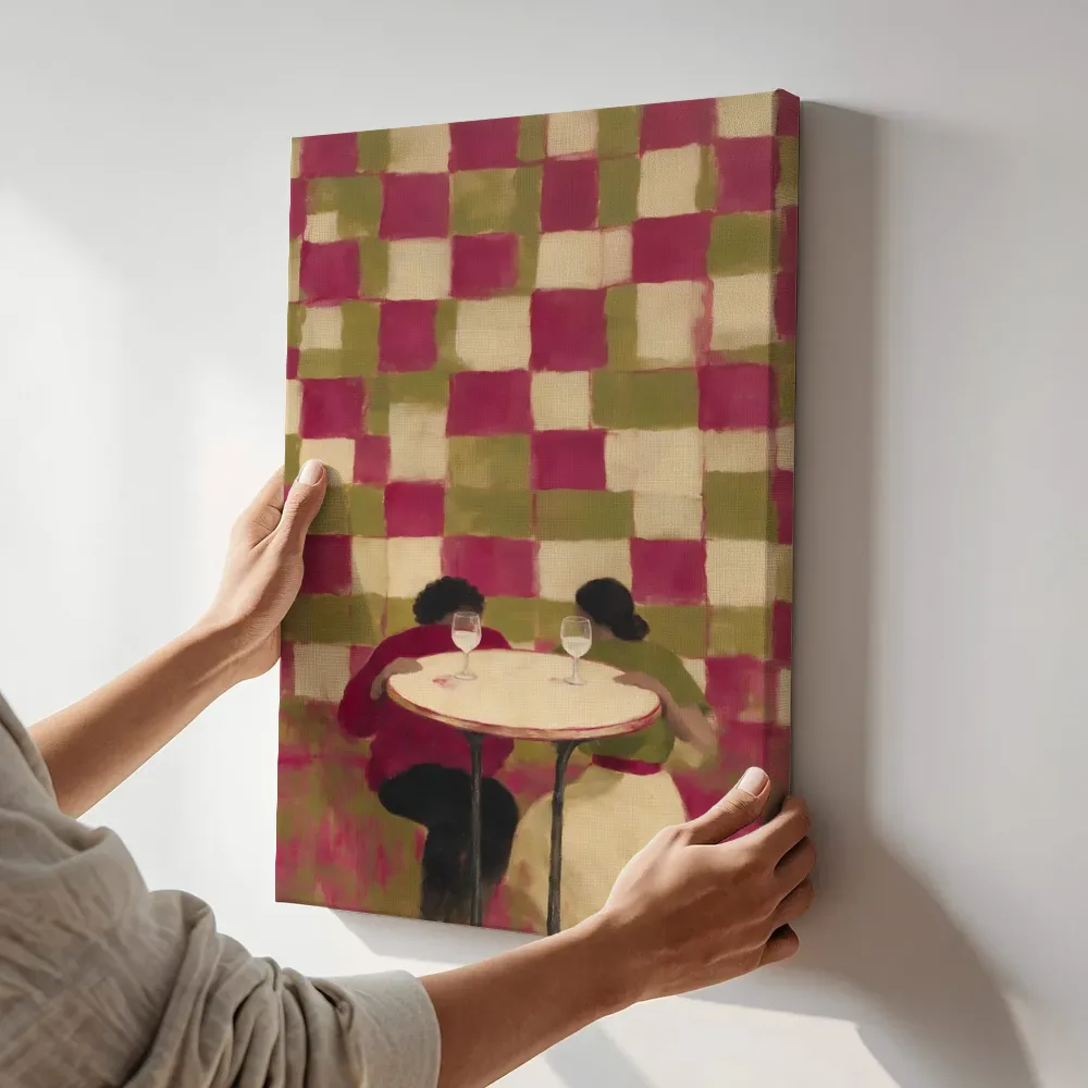 Sfeerimpressie: Cafétafel in magenta en olijfgroen terwijl het aan de muur wordt gehangen