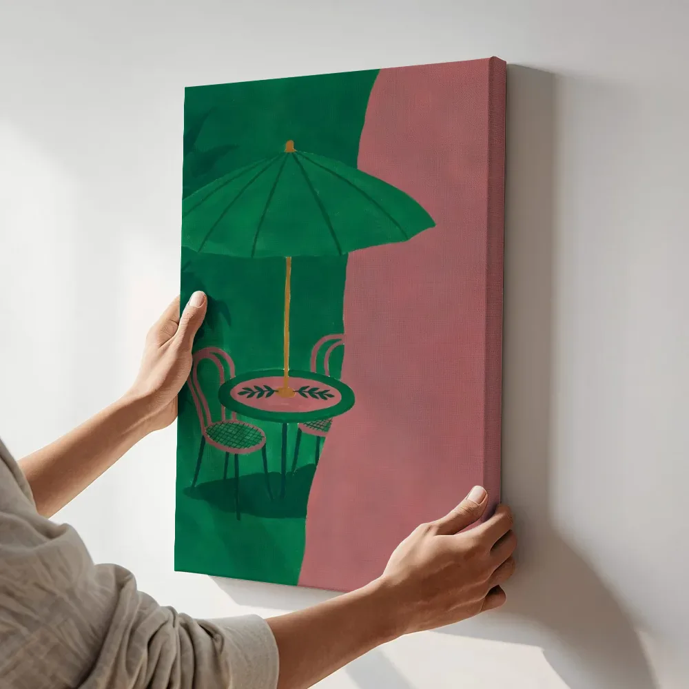 Sfeerimpressie: Cafétafel in smaragd en oud roze terwijl het aan de muur wordt gehangen