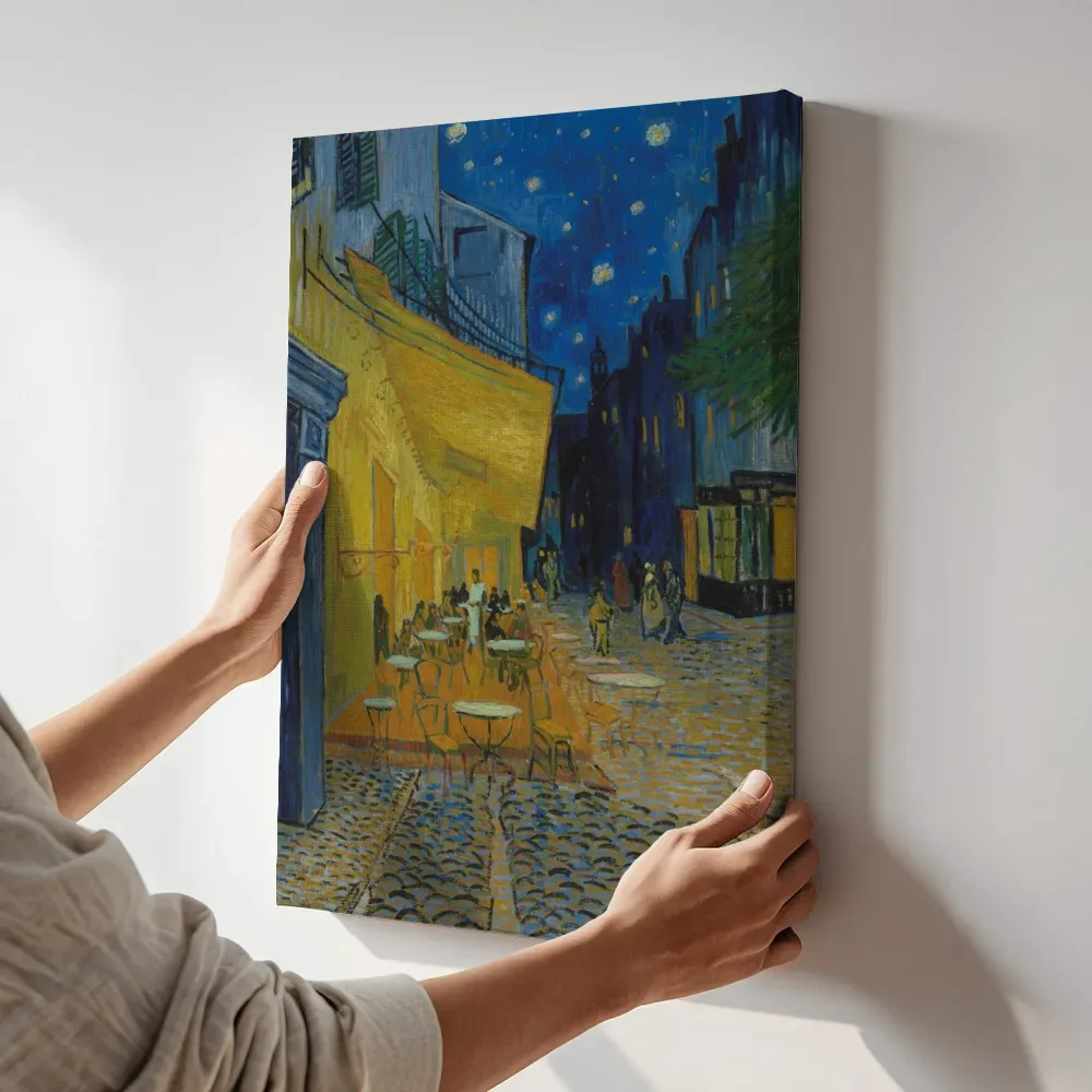 Sfeerimpressie: Caféterras bij nacht van Vincent van Gogh terwijl het aan de muur wordt gehangen