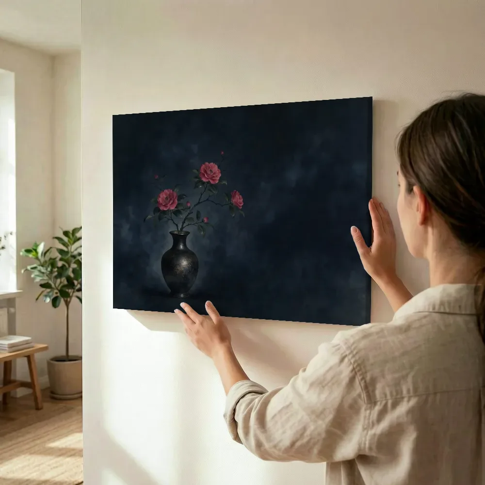 Sfeerimpressie: Camelia in inktzwart terwijl het wordt opgehangen