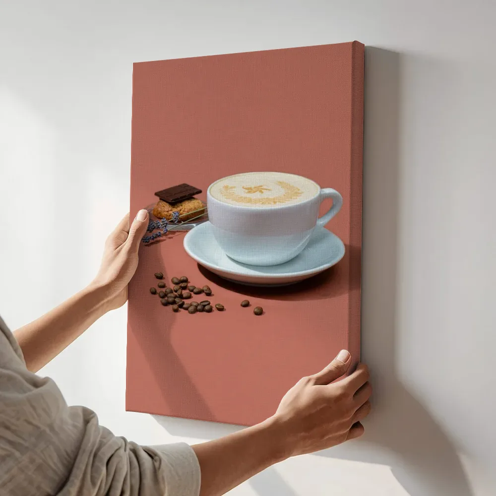 Sfeerimpressie: Cappuccino met lavendel terwijl het aan de muur wordt gehangen