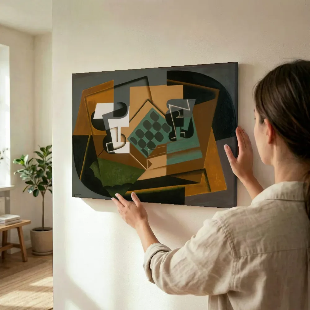 Sfeerimpressie: Schaakbord, glas en schaal van Juan Gris terwijl het wordt opgehangen