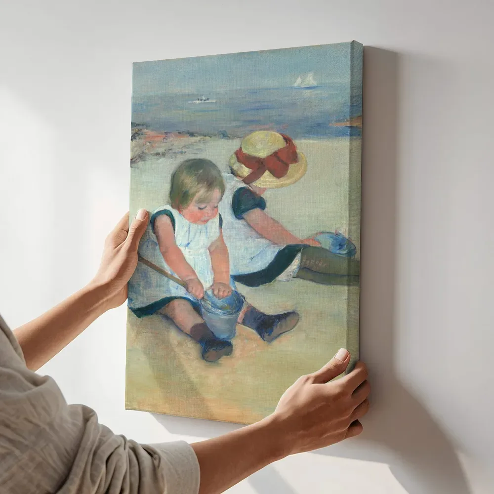 Sfeerimpressie: Kinderen spelend op het strand van Mary Cassatt terwijl het aan de muur wordt gehangen