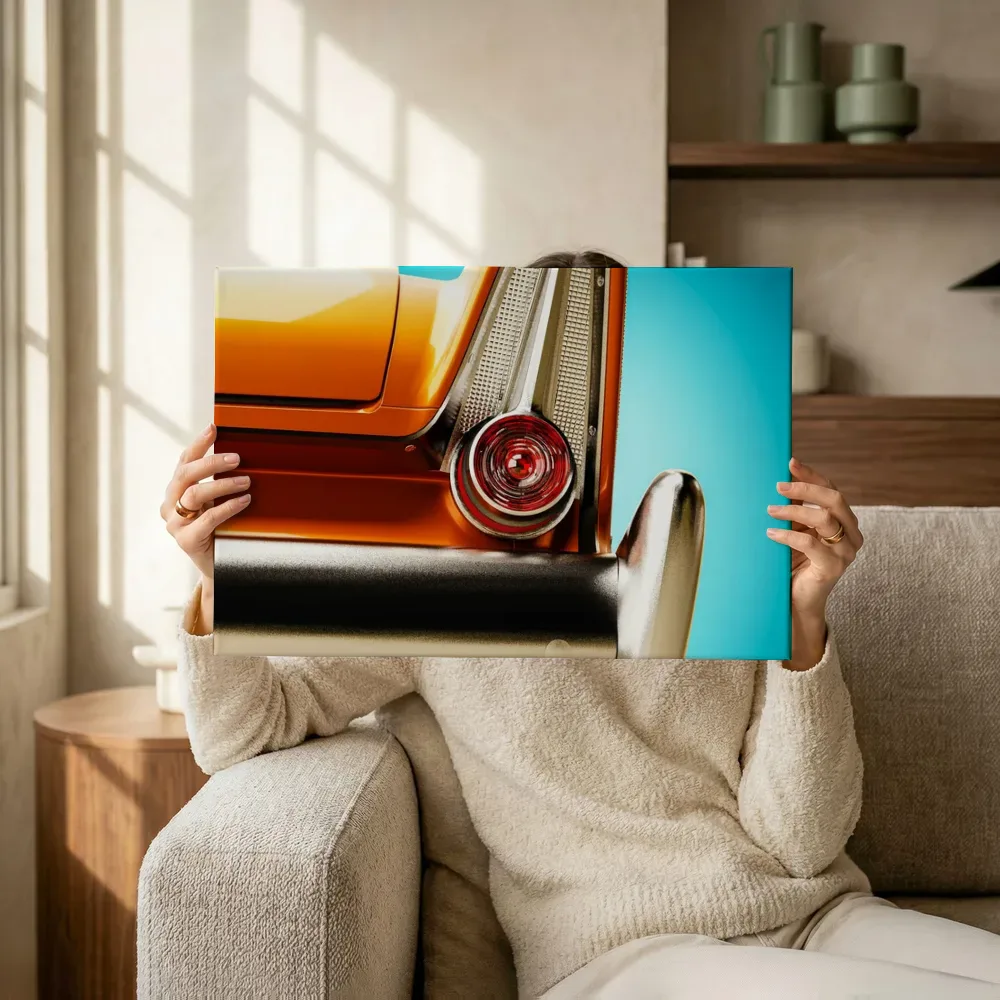 Sfeerimpressie: Chroom en vuur, detail klassieke auto terwijl het omhoog wordt gehouden