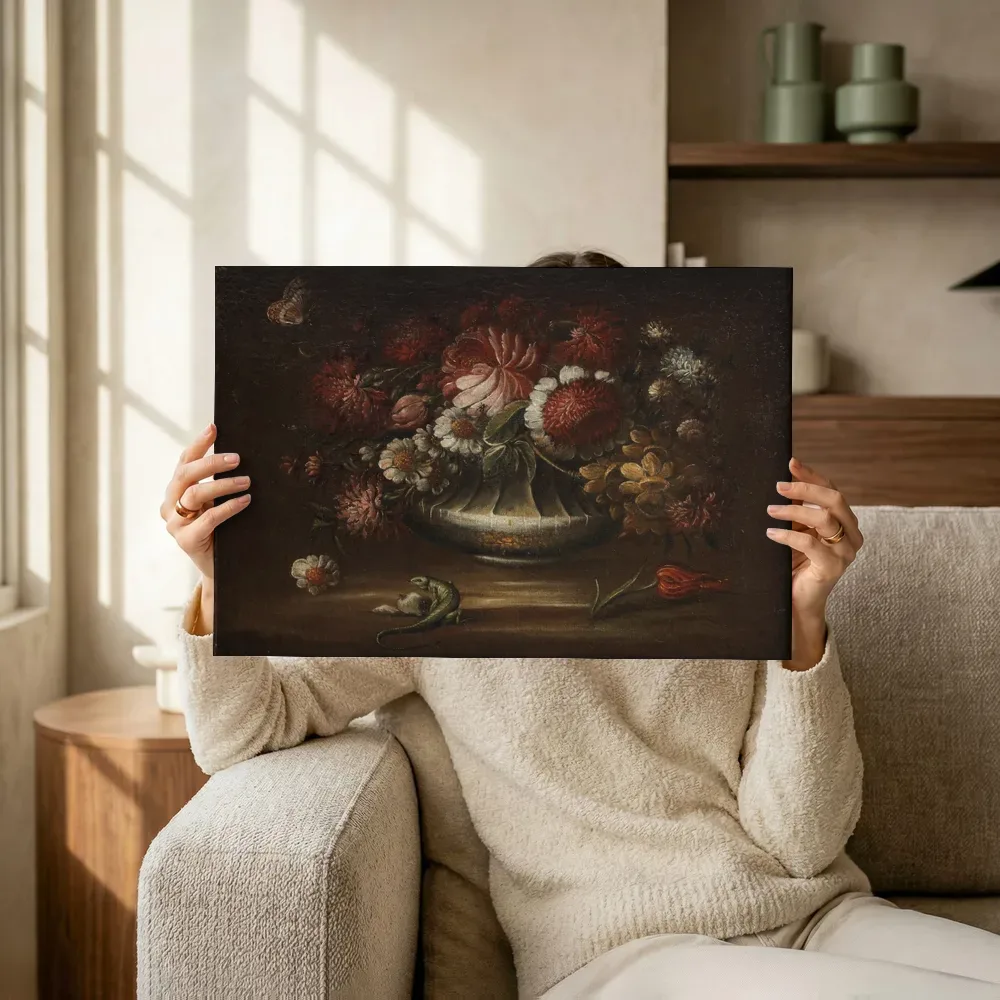 Sfeerimpressie: Chrysanten, narcissen en klaprozen in een verguld zilveren vaas, met een hagedis, Kring van Paolo Porpora terwijl het omhoog wordt gehouden