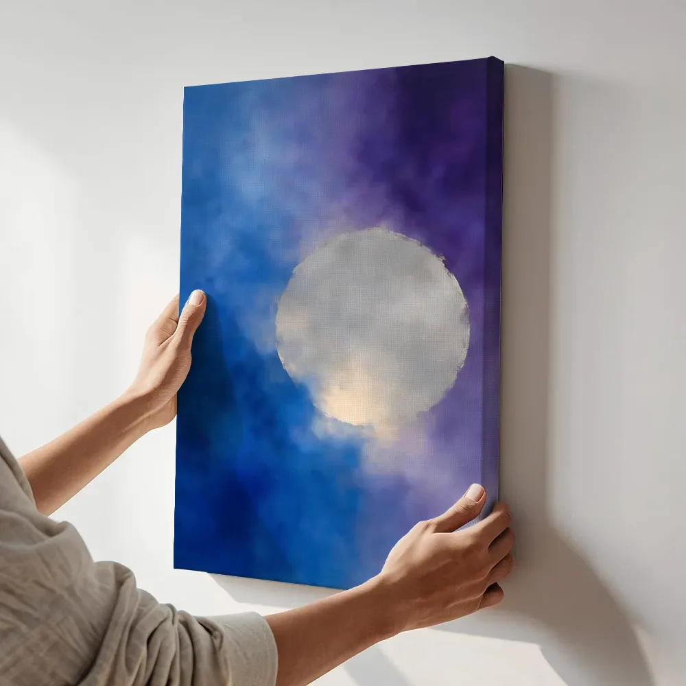 Sfeerimpressie: Cirkel in kobalt en violet terwijl het aan de muur wordt gehangen
