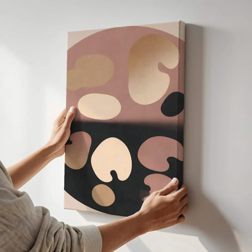 Sfeerimpressie: Cirkel in tweeën Geometric Earth 12 terwijl het aan de muur wordt gehangen