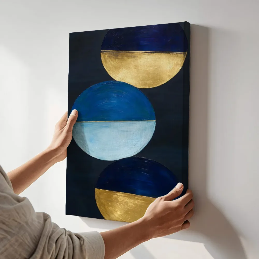 Sfeerimpressie: Cirkel in tweeën Geometric Earth in middernachtindigo 3 terwijl het aan de muur wordt gehangen