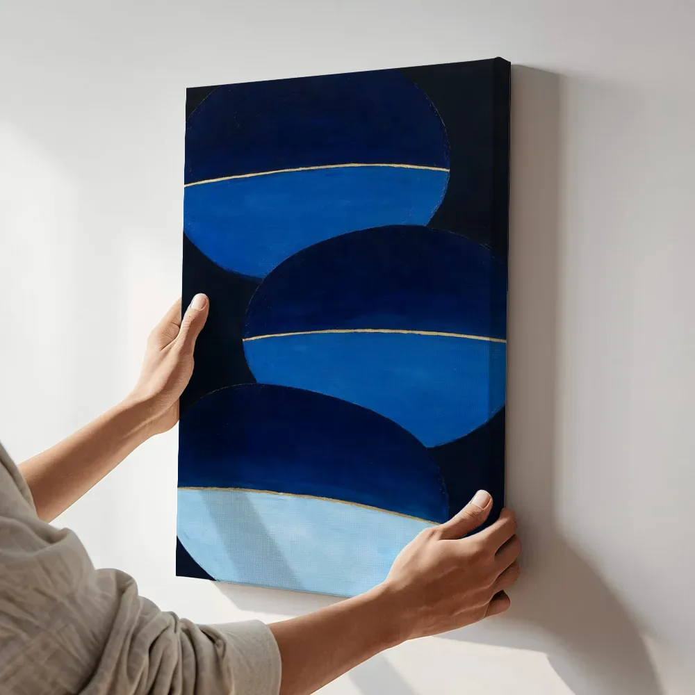 Sfeerimpressie: Cirkel in tweeën Geometric Earth in middernachtindigo 5 terwijl het aan de muur wordt gehangen