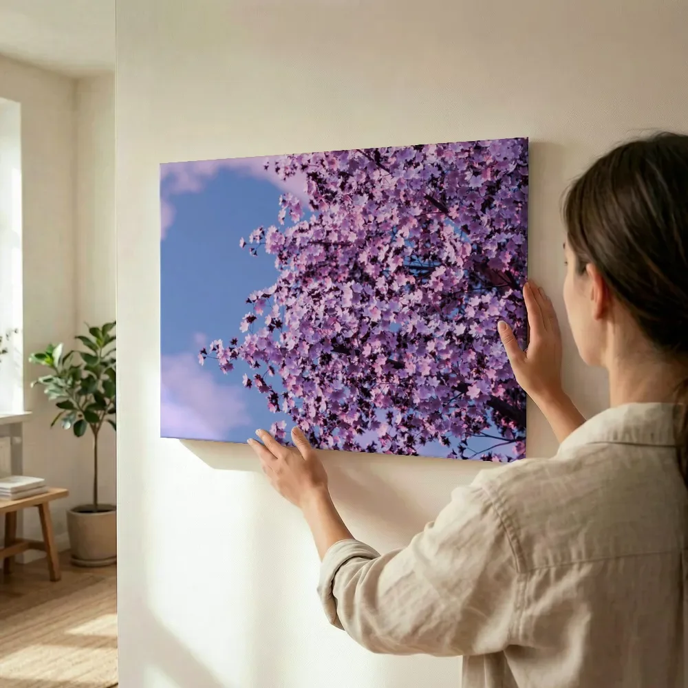 Sfeerimpressie: Close-up van paarsroze boomblossem terwijl het wordt opgehangen