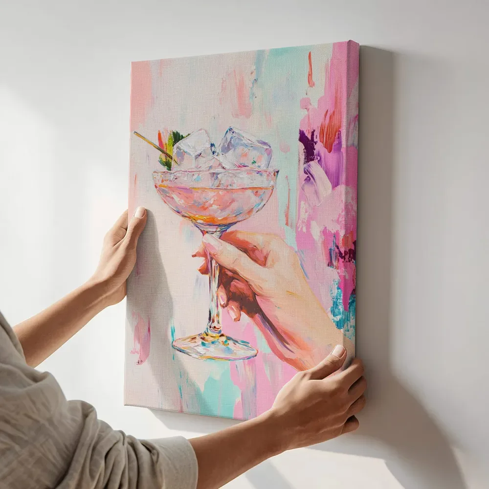 Sfeerimpressie: Cocktail met IJsblokjes terwijl het aan de muur wordt gehangen