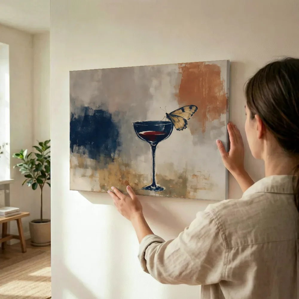 Sfeerimpressie: Cocktailglas met vlinder terwijl het wordt opgehangen