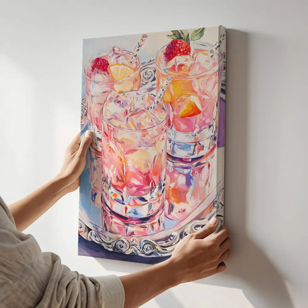 Sfeerimpressie: Cocktails met aardbei op zilveren dienblad terwijl het aan de muur wordt gehangen