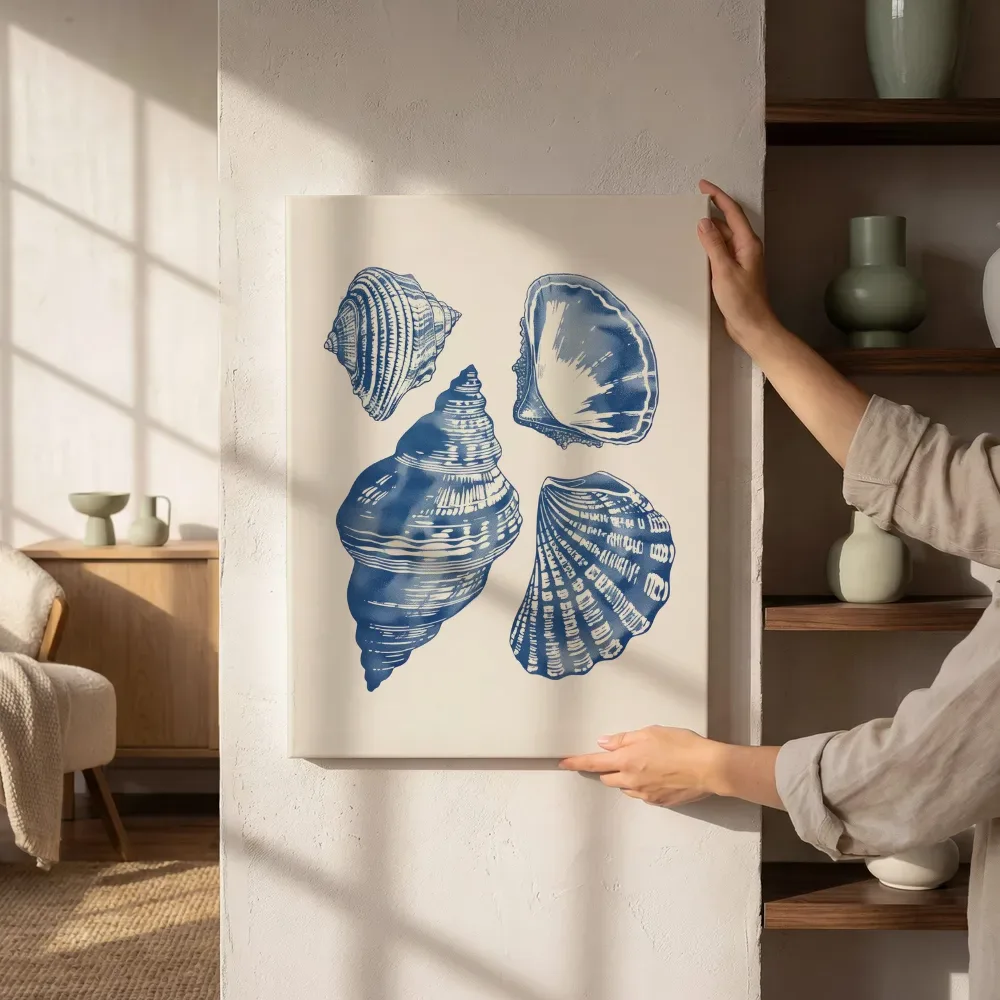 Sfeerimpressie: Collectie schelpen in blauw naast de kast