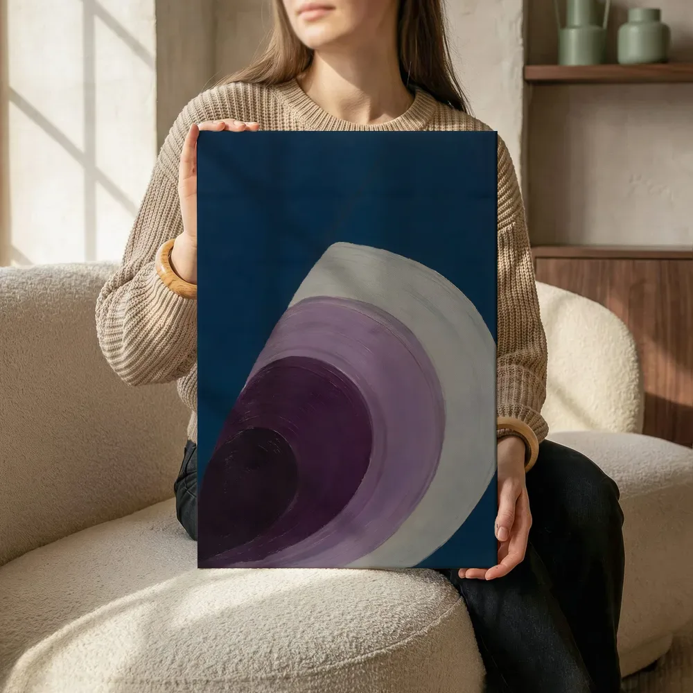 Sfeerimpressie: Concentrische bogen Modern Bauhaus in aubergine 4 terwijl het zittend wordt getoond