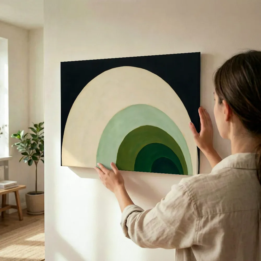 Sfeerimpressie: Concentrische bogen Modern Bauhaus in bosgroen 2 terwijl het wordt opgehangen