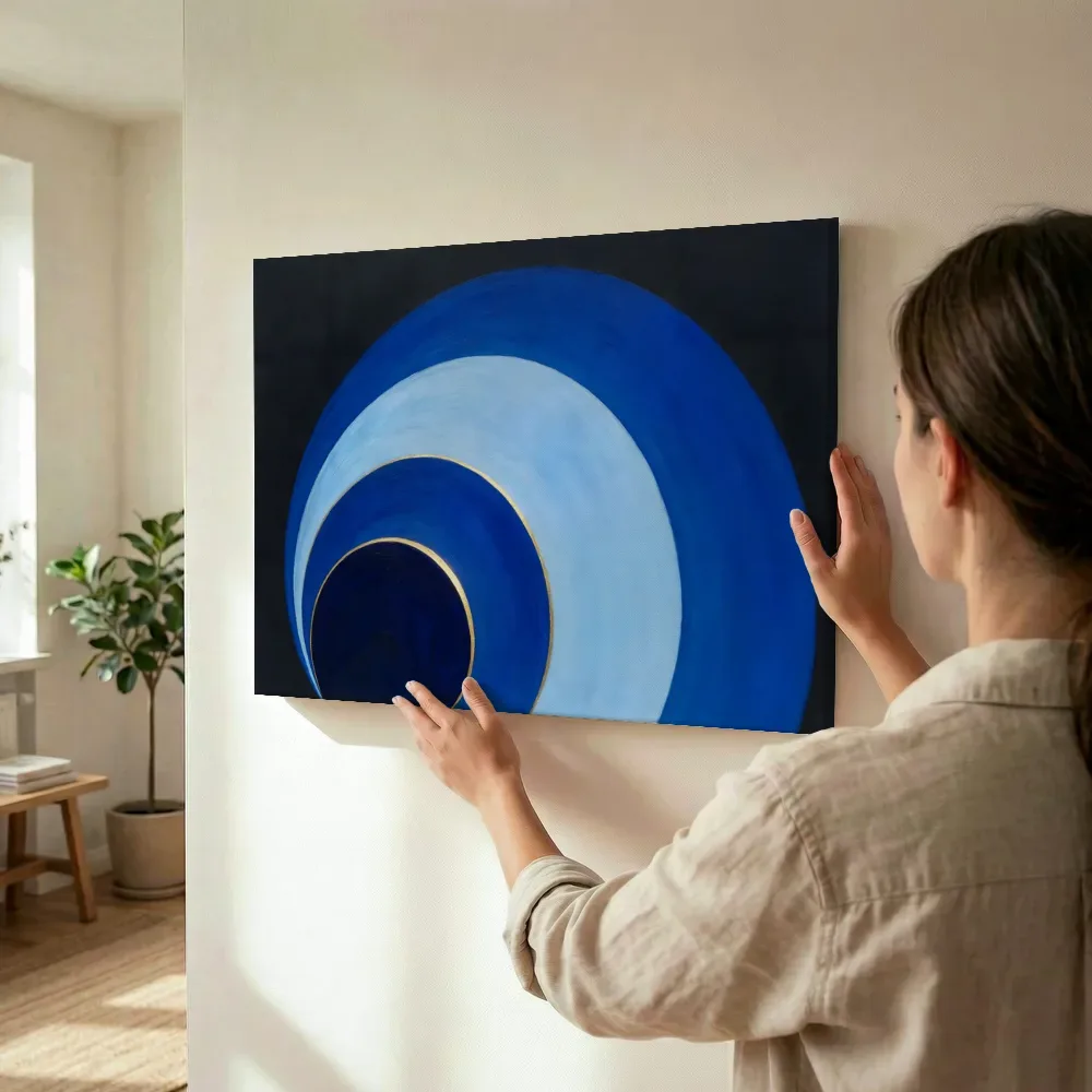 Sfeerimpressie: Concentrische bogen Modern Bauhaus in middernachtindigo 2 terwijl het wordt opgehangen