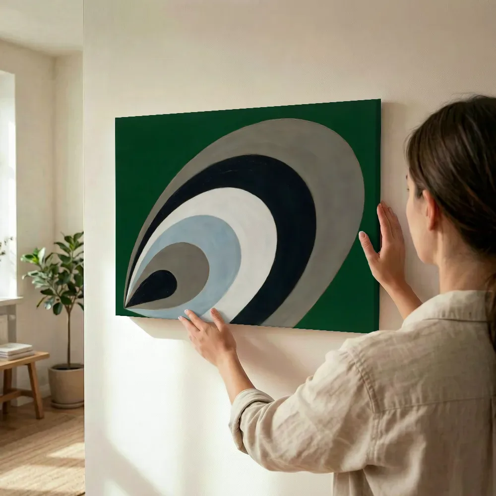 Sfeerimpressie: Concentrische bogen Modern Bauhaus in steengrijs terwijl het wordt opgehangen