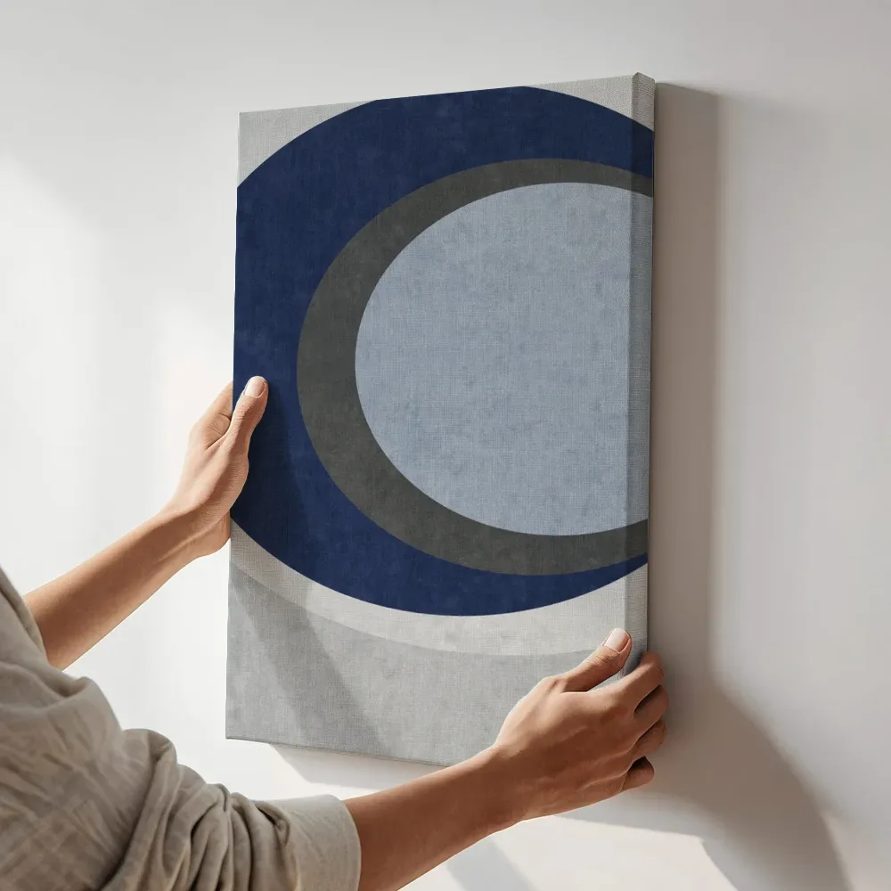 Sfeerimpressie: Concentrische ovale vorm in marineblauw en goud terwijl het aan de muur wordt gehangen