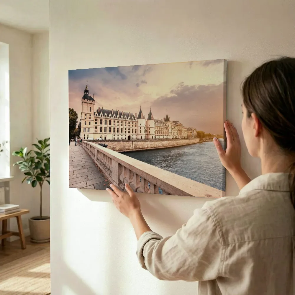 Sfeerimpressie: Conciergerie aan de Seine in Parijs terwijl het wordt opgehangen