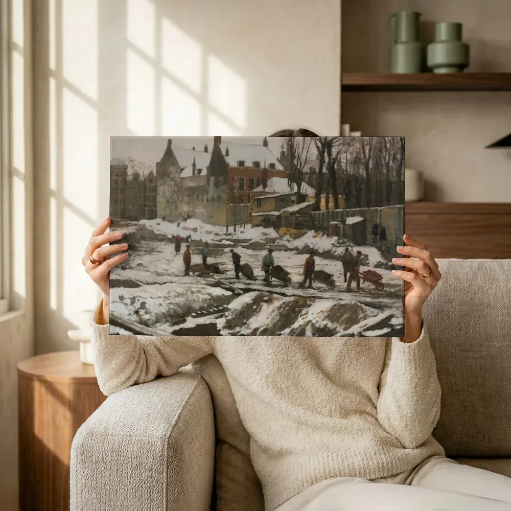 Sfeerimpressie: Construction Site in Amsterdam van George Hendrik Breitner terwijl het omhoog wordt gehouden