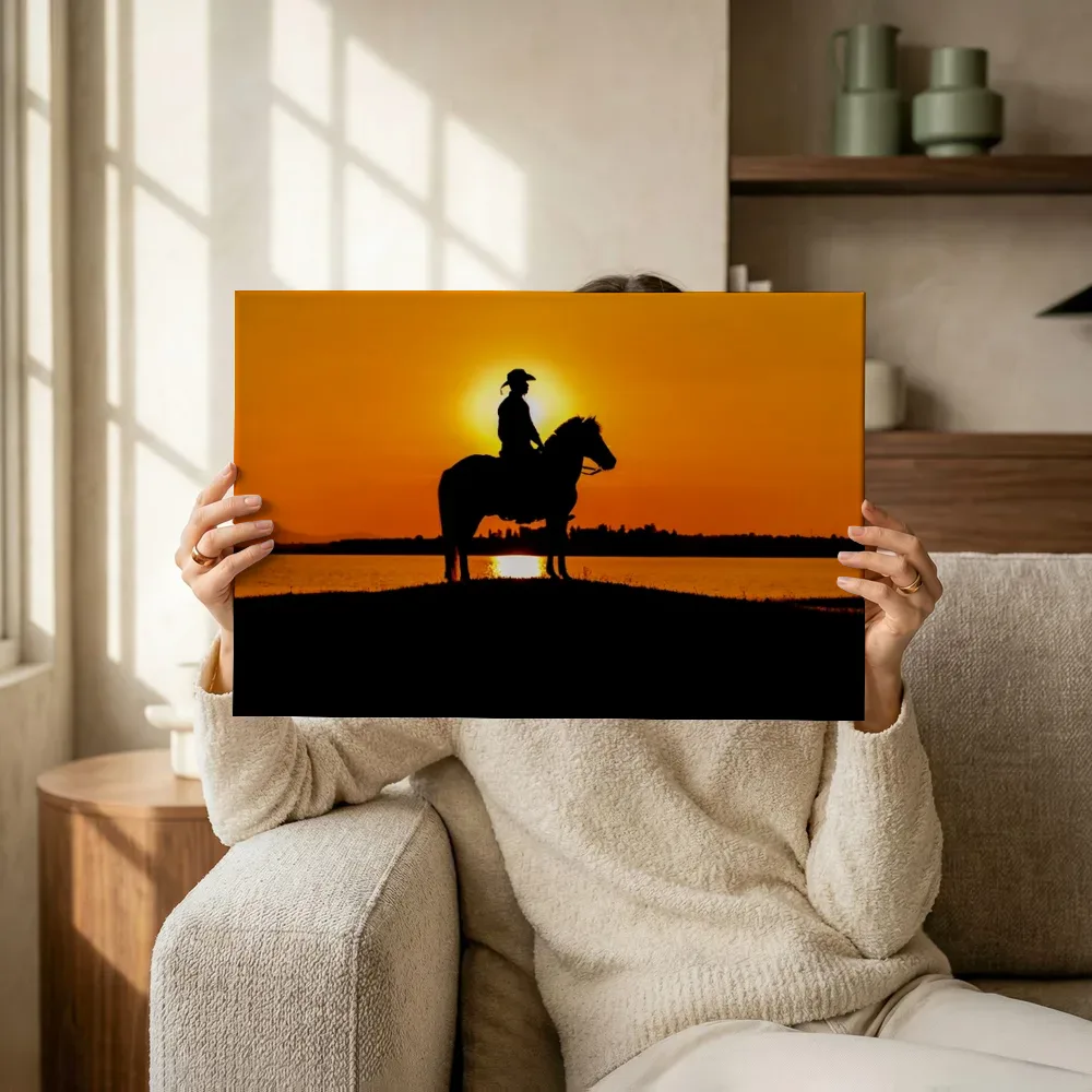 Sfeerimpressie: Cowboy te paard bij zonsondergang terwijl het omhoog wordt gehouden