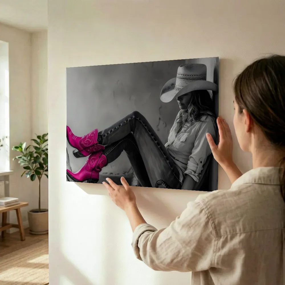 Sfeerimpressie: Cowgirl met roze laarzen terwijl het wordt opgehangen