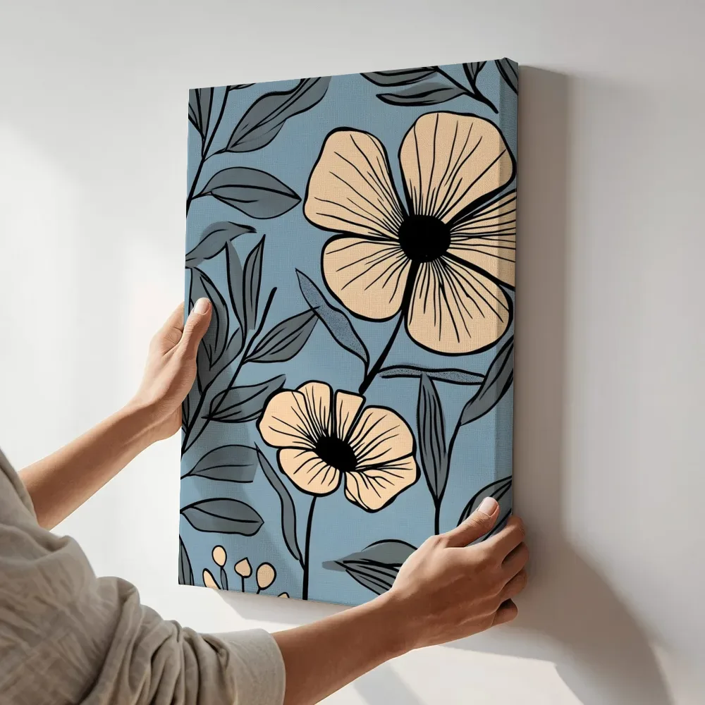 Sfeerimpressie: Crème bloemen lijntekening op blauw terwijl het aan de muur wordt gehangen