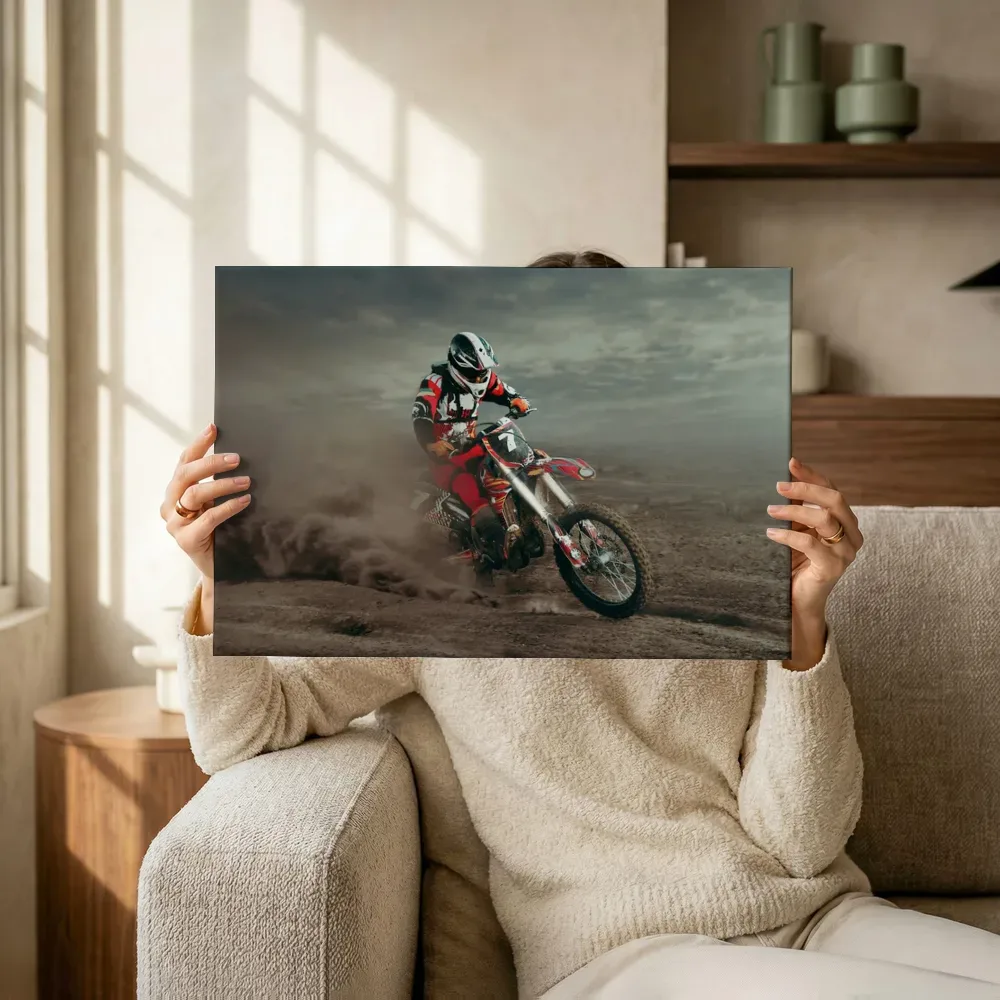 Sfeerimpressie: Crossmotor door het stof terwijl het omhoog wordt gehouden