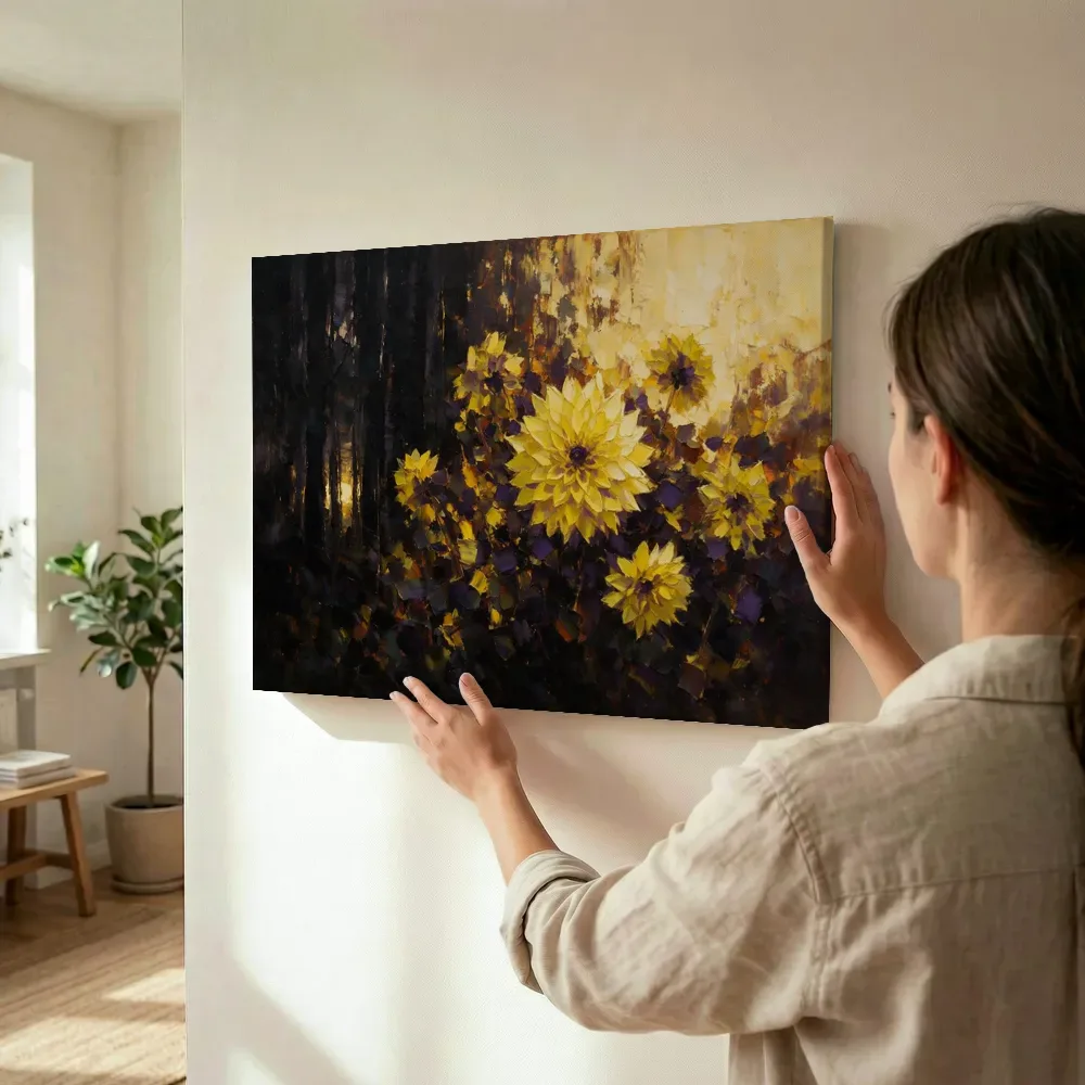 Sfeerimpressie: Dahlia aan de bosrand in zwavelviolet terwijl het wordt opgehangen