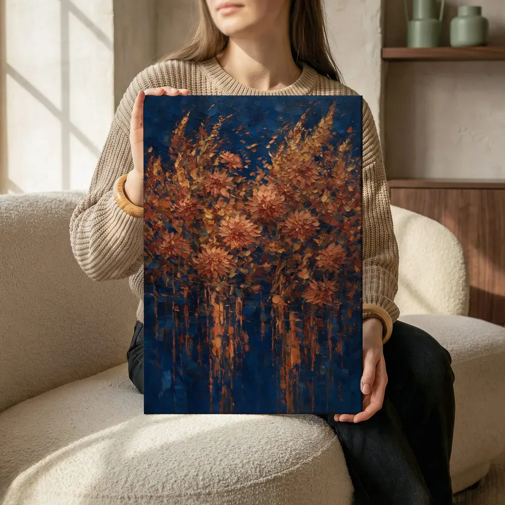 Sfeerimpressie: Dahlia aan de oever in terracotta terwijl het zittend wordt getoond