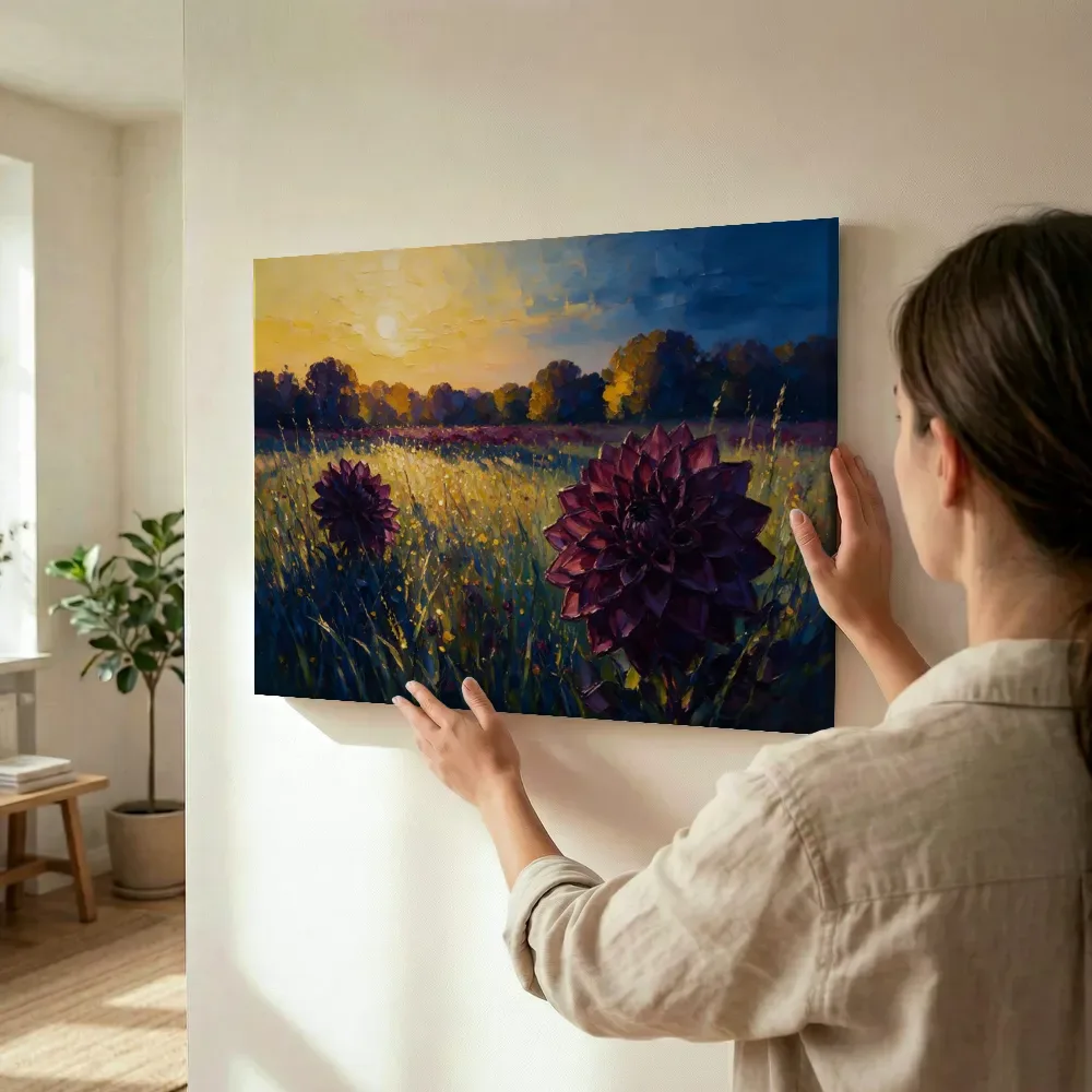 Sfeerimpressie: Dahlia in de weide in aubergine terwijl het wordt opgehangen