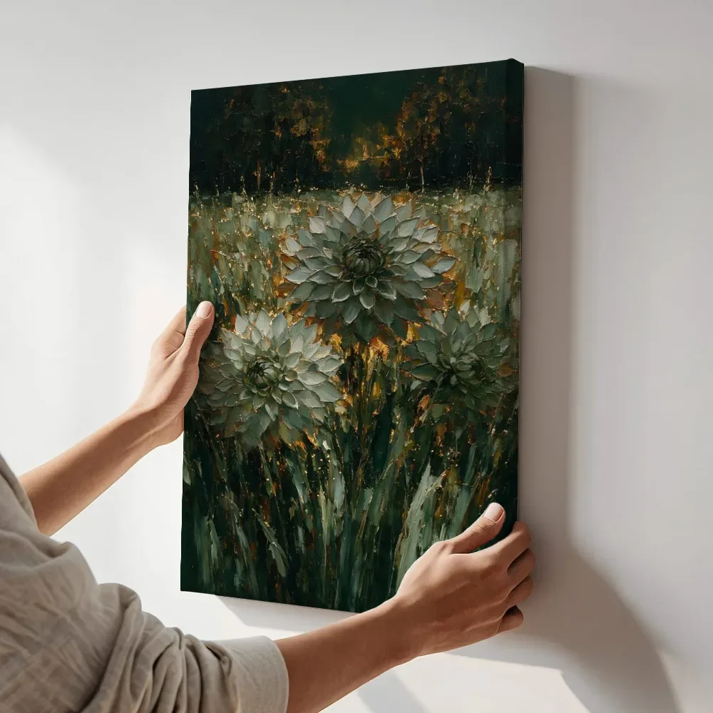 Sfeerimpressie: Dahlia in de weide in saliegrijs terwijl het aan de muur wordt gehangen