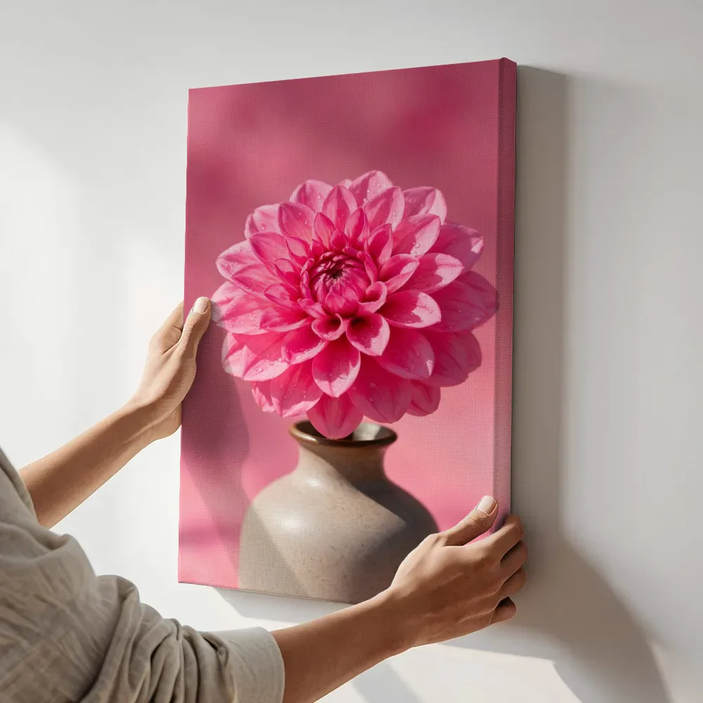 Sfeerimpressie: Dahlia in volle zon, felroze 2 terwijl het aan de muur wordt gehangen