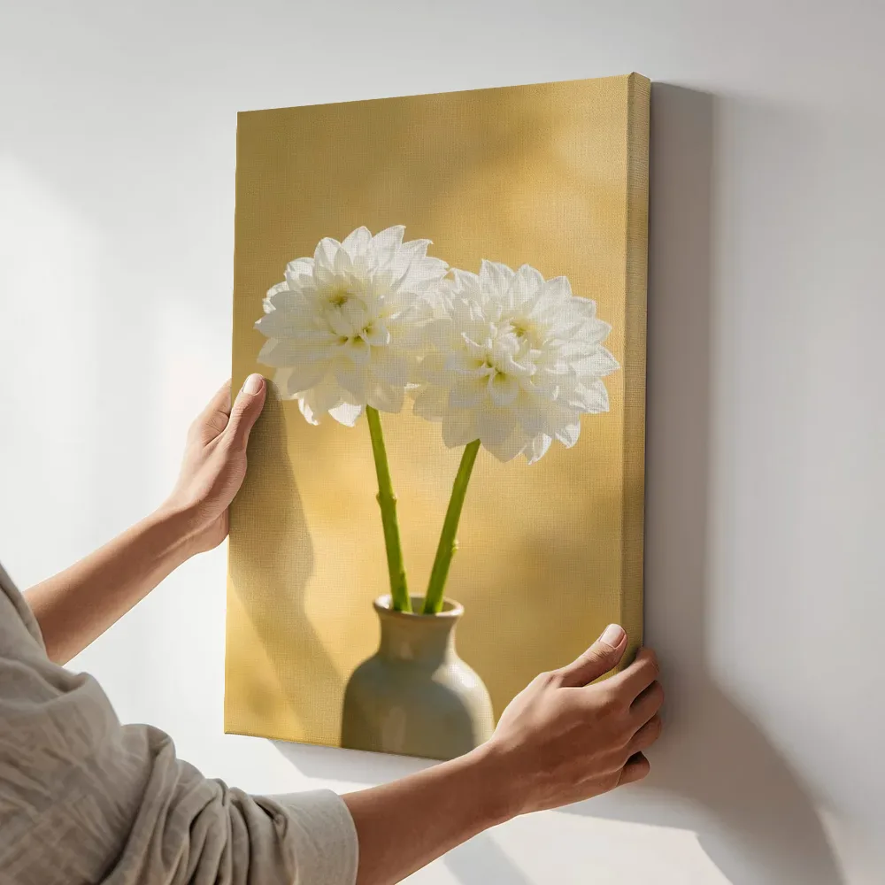 Sfeerimpressie: Dahlia in volle zon, wit terwijl het aan de muur wordt gehangen