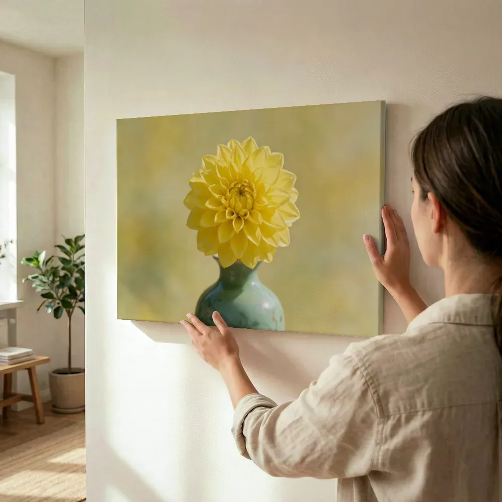 Sfeerimpressie: Dahlia in volle zon, zonnegeel 3 terwijl het wordt opgehangen
